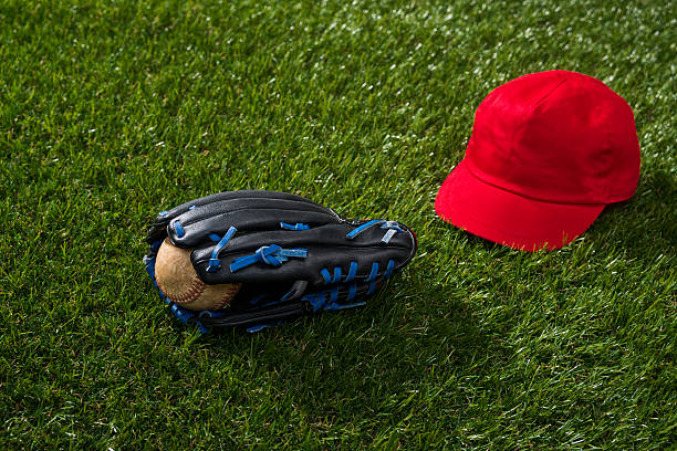 pee wee lub mała liga czapka baseball, piłka i rękawice - baseball cap cap green red zdjęcia i obrazy z banku zdjęć