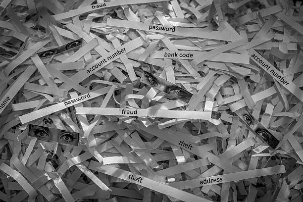 shred to-złodziei oglądać - identity thief stealing paper shredder zdjęcia i obrazy z banku zdjęć