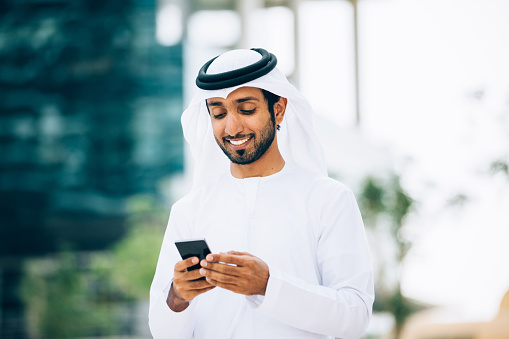 Emirati usando un teléfono inteligente photo