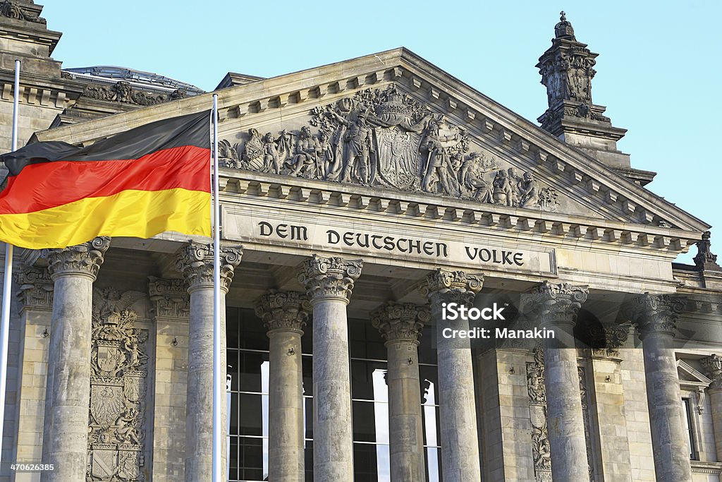 Bundestag, en Berlín & bandera alemana - Foto de stock de Aire libre libre de derechos