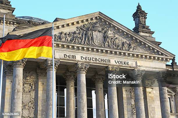 Foto de Bundestag Em Berlim Bandeira Alemã e mais fotos de stock de Alemanha - Alemanha, Arquitetura, Bandeira