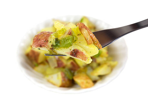 fork rempli de pommes de terre et oignons et de poivrons - red potato raw potato chopped vegetable photos et images de collection