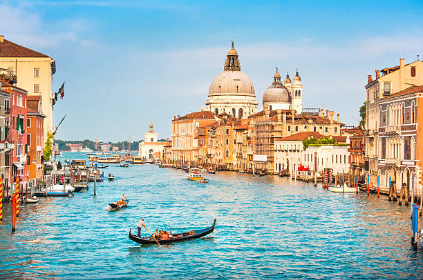 gondola sul canal grande al tramonto, venezia, italia - gondola foto e immagini stock