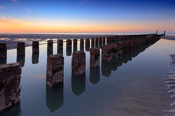 스택스 깨는 한 압살했다 귀하와 함께 네덜란드 코스트 - horizon over water blurred motion long exposure zeeland 뉴스 사진 이미지