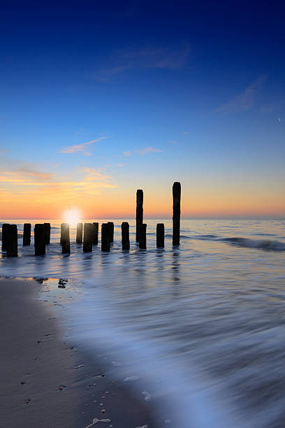 무디 해질녘까지 따라 네덜란드 코스트 - horizon over water blurred motion long exposure zeeland 뉴스 사진 이미지