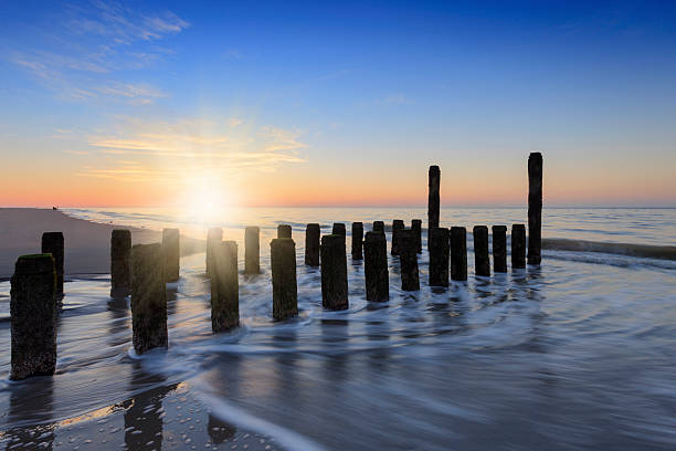 무디 해질녘까지 따라 네덜란드 �코스트 - horizon over water blurred motion long exposure zeeland 뉴스 사진 이미지