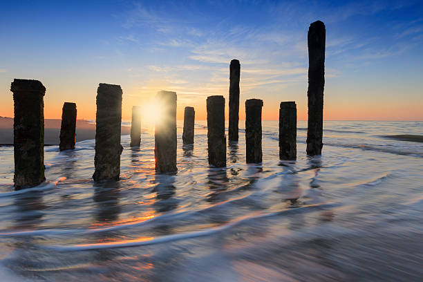 무디 해질녘까지 따라 네덜란드 코스트 - horizon over water blurred motion long exposure zeeland 뉴스 사진 이미지