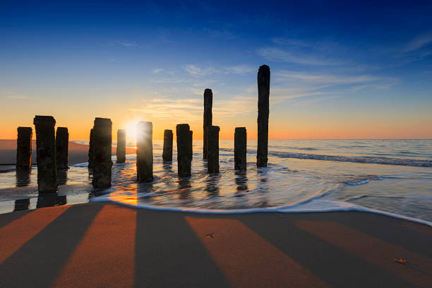 무디 해질녘까지 따라 네덜란드 코스트 - horizon over water blurred motion long exposure zeeland 뉴스 사진 이미지