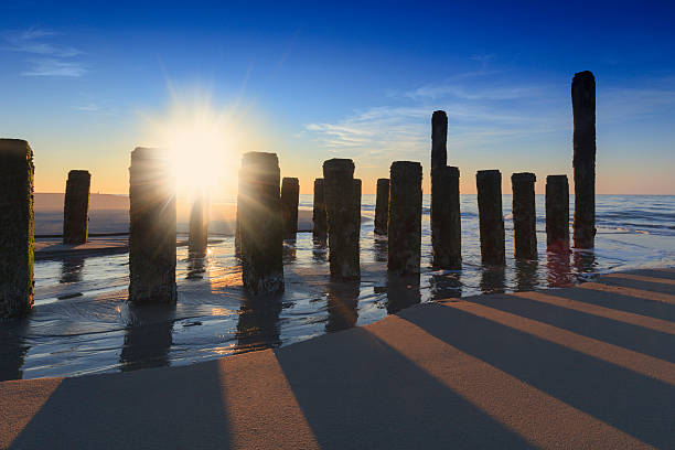 무디 해질녘까지 따라 네덜란드 코스�트 - horizon over water blurred motion long exposure zeeland 뉴스 사진 이미지