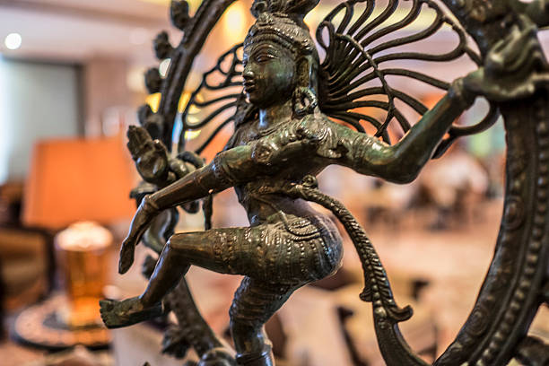 la dance diety statuetta degli (nataraj) - shiva hindu god statue dancing foto e immagini stock