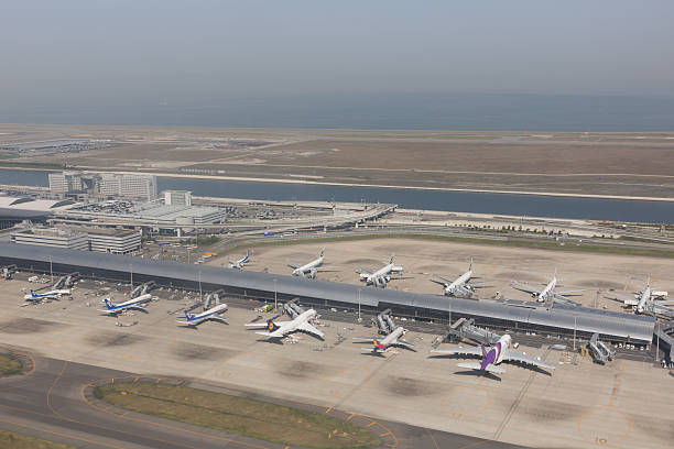 международный аэропорт кансай в японии - reclaimed land стоковые фото и изображения
