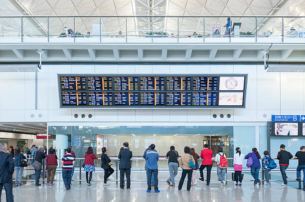 香港空港から - arrival sign entrance hall corridor ストックフォトと画像