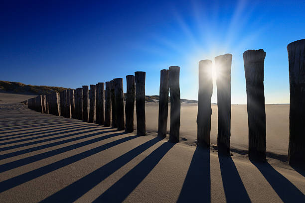 무디 해질녘까지 따라 네덜란드 코스트 - horizon over water blurred motion long exposure zeeland 뉴스 사진 이미지