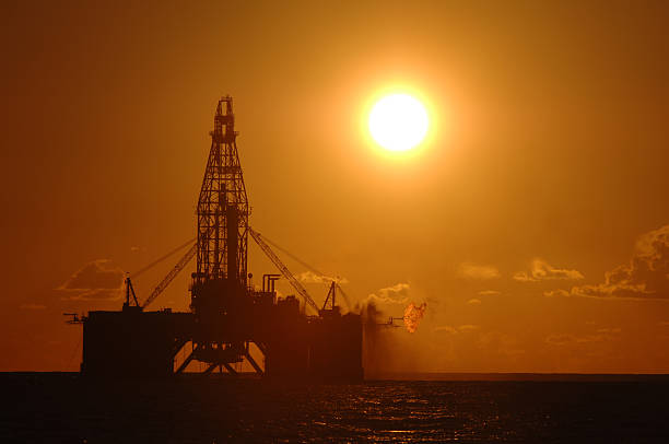 해양수 엔진오일 삭구를 장비하다 실루엣 보세요. - oil rig sea remote oil industry 뉴스 사진 이미지