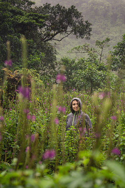 junge frau in einem feld auf urlaub in schottland - travel destinations mountain hiking profile stock-fotos und bilder