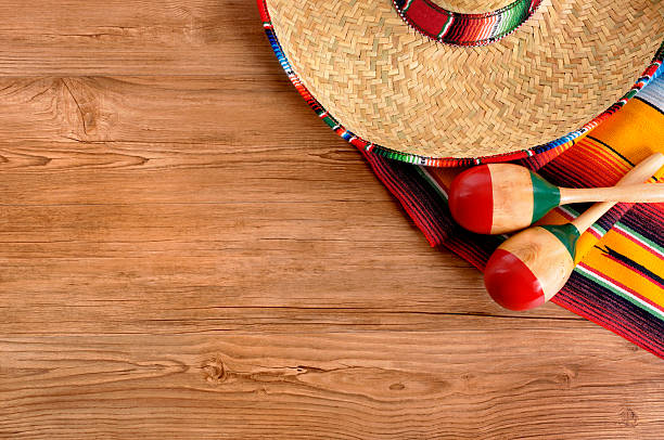 sombrero mexicano e cobertor com piso de madeira de pinheiro - foto de acervo