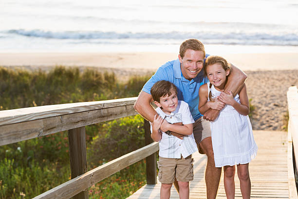 crianças com o pai na praia boardwalk - beach family boardwalk footpath - fotografias e filmes do acervo