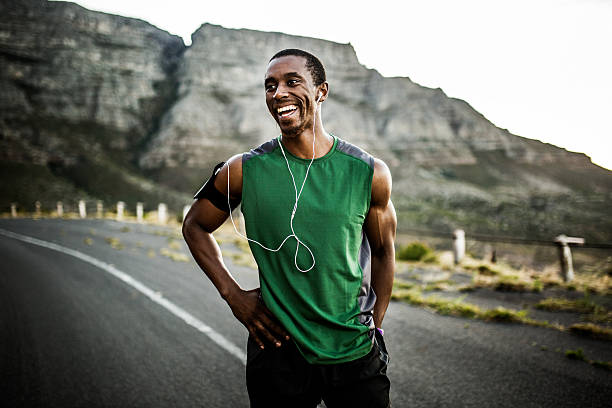 atleta africana sonriente positiva después de una sesión de capacitación - atleta papel social fotografías e imágenes de stock