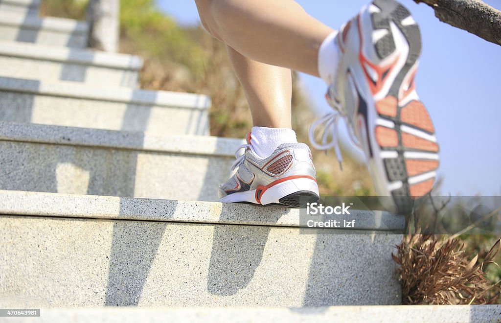 Femme monter les escaliers à la montagne - Photo de Activité libre de droits