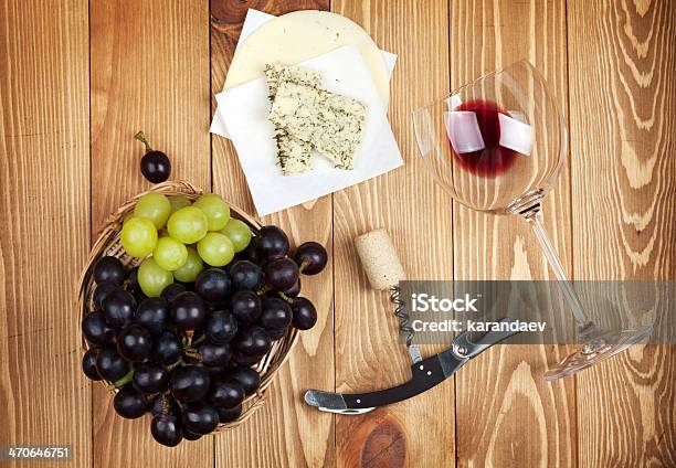 Rojo Vinos Quesos Y De Uva Foto de stock y más banco de imágenes de Alimento - Alimento, Anticuado, Arriba de