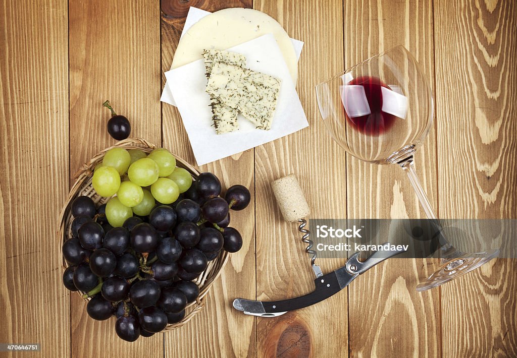 Vin rouge, fromage et raisins - Photo de Alcool libre de droits