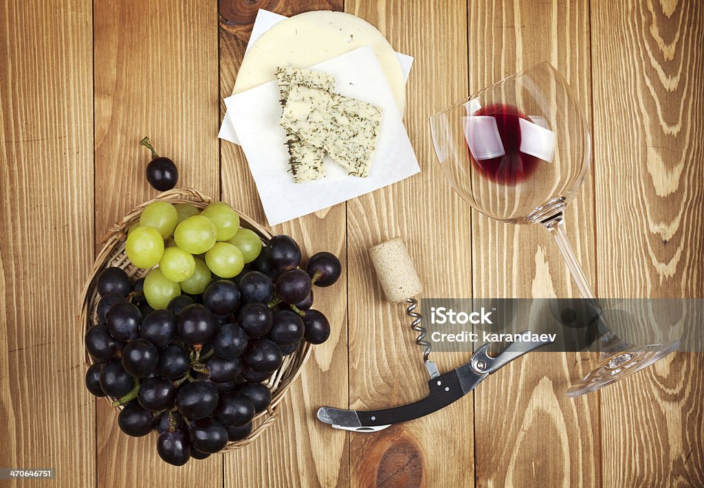 Vinho tinto, Queijo e uvas - Foto de stock de Acima royalty-free