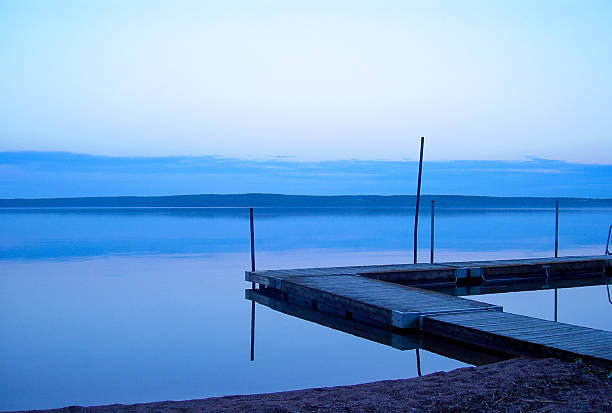Midsommarnatt vid stilla sjö i Sverige, Sörmland – zdjęcie