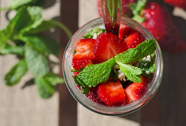 Baciato dal sole e fragole - foto stock