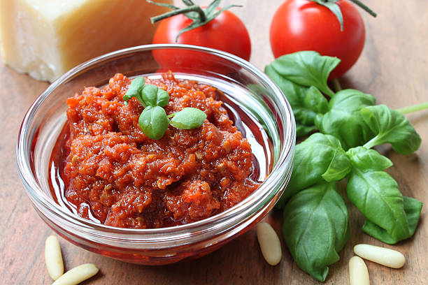 vermelho feito em casa pesto - zubereiten imagens e fotografias de stock