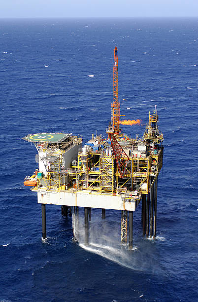 엔진오일 제막 platorm at work 오션. - oil rig sea remote oil industry 뉴스 사진 이미지
