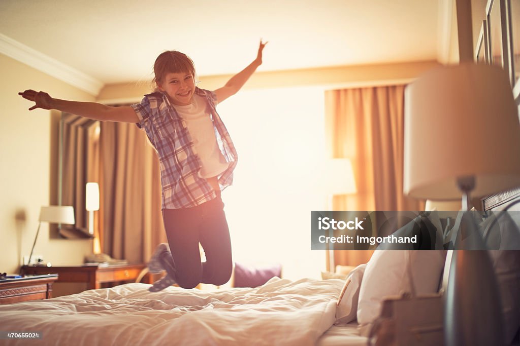 Niña de salto con alegría de los padres. - Foto de stock de Niño libre de derechos