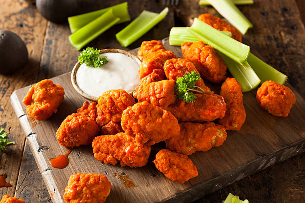 gorąca i pikantna bez kości skrzydełka buffalo - wing chicken spicy chicken wings chicken wing zdjęcia i obrazy z banku zdjęć