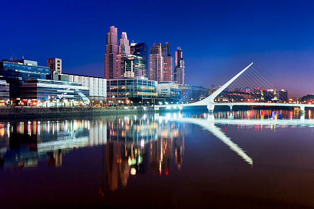 women's bridge in buenos aires (puente de la mujer) - buenos aires stockfoto's en -beelden