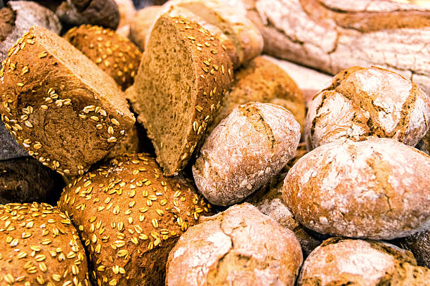 pães variados - bread soda bread baked sesame - fotografias e filmes do acervo