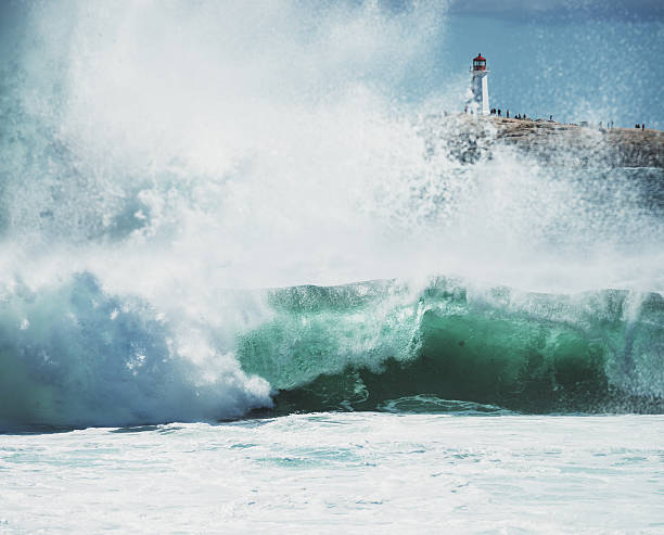 surf lourd phare de peggy's cove - water flowing water east coast peggys cove photos et images de collection