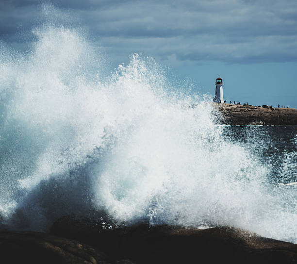 os turistas lotam farol de peggy's cove - water flowing water east coast peggys cove - fotografias e filmes do acervo