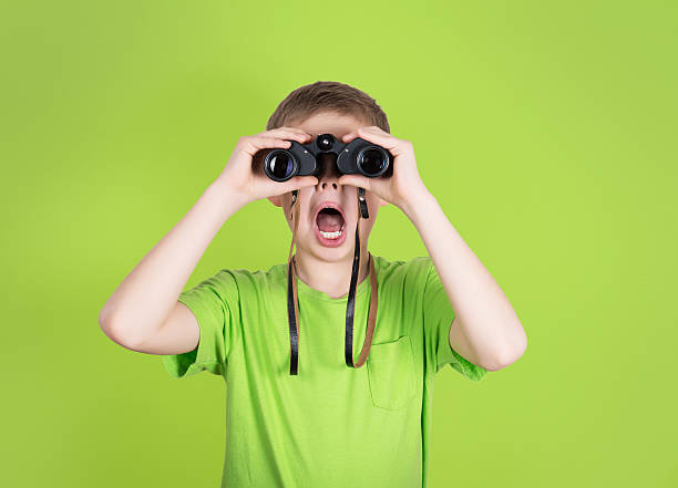 zszokowana dziecko z otwartymi ustami patrząc przez lornetki. - little boys discovery binoculars child zdjęcia i obrazy z banku zdjęć