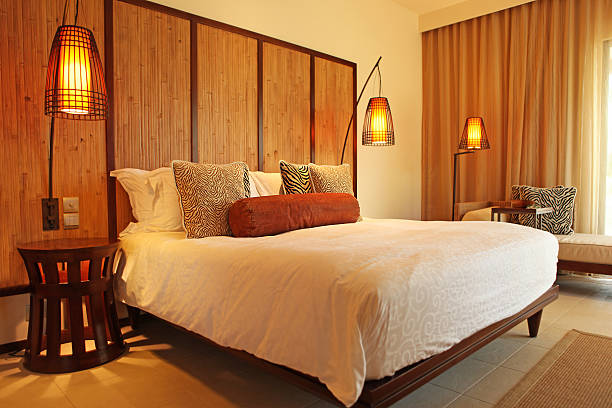 intérieur d'une chambre de l'hôtel au centre de villégiature de luxe des seychelles - chambre eclairage photos et images de collection