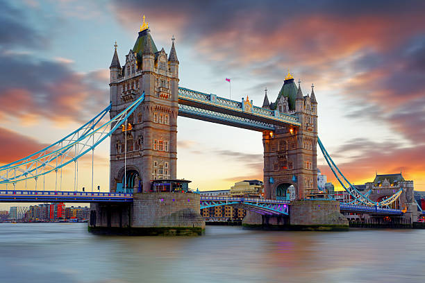 tower bridge in london, uk - tower bridge stockfoto's en -beelden