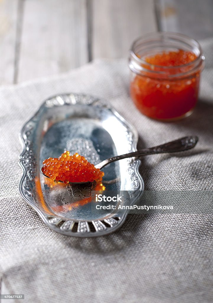 Löffel auf rotem Kaviar mit Lachs sind ein SILBER vintage-Platte - Lizenzfrei Alt Stock-Foto