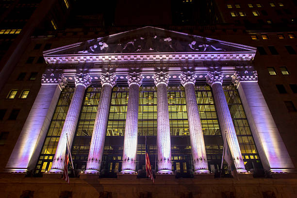 bourse de new york par nuit - market wealth famous place travel destinations photos et images de collection