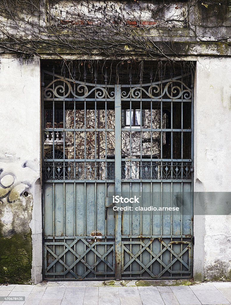 Vecchio cancello di ferro.  Immagine a colori - Foto stock royalty-free di Architettura