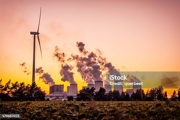 Wind Turbine Und Power Plant Stockfoto und mehr Bilder von Kohlekraftwerk - Kohlekraftwerk, Windkraftanlage, Windenergie