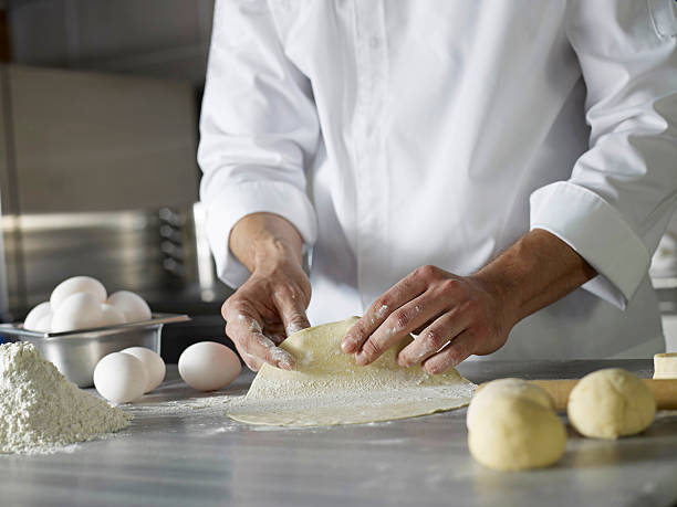 chef de pastelería - commercial kitchen bakery front view baking fotografías e imágenes de stock
