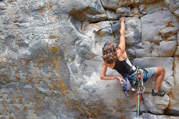 determinados a chegar ao topo - climbing rock climbing women determination - fotografias e filmes do acervo