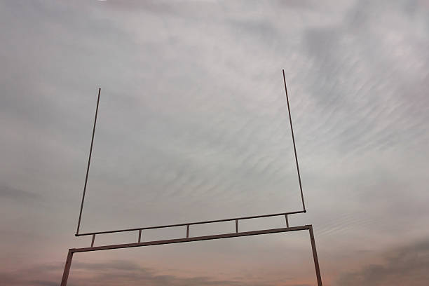goalpost de futebol americano - aspirations goal post american football sky imagens e fotografias de stock