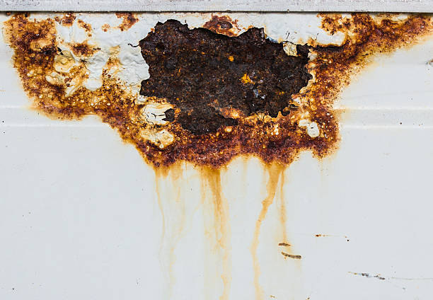 istock Grunge wall background with sags of rust 470692208