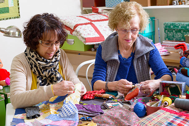due donne che lavorano sul loro trapuntatura - quilt patchwork sewing textile foto e immagini stock