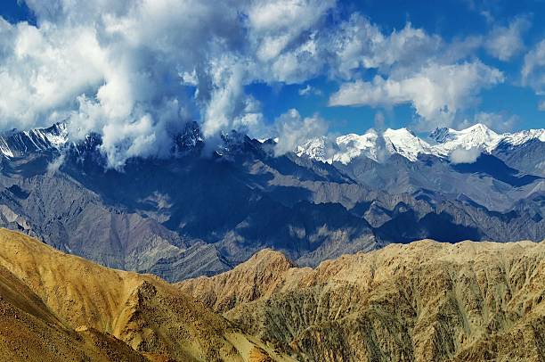 blick auf die schneebedeckten gipfel, leh, ladakh distrikt jammu und kaschmir, indien - mountain pass stock-fotos und bilder