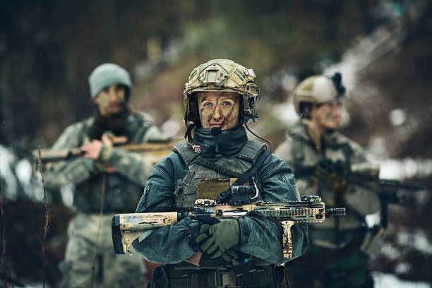 mulher soldier membro de equipe de ranger - sniper rifle army soldier aiming - fotografias e filmes do acervo